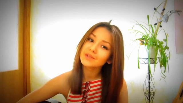 Очень милая девушка играет на гитаре и поёт смотреть онлайн