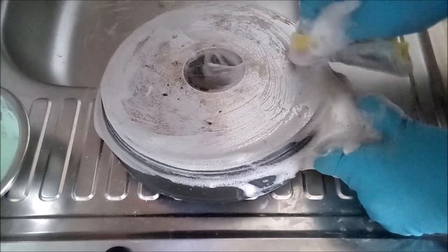 Очищаем дно сковороды от старого нагара! смотреть онлайн