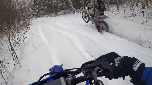 на мотоциклах зимой .kayo k 1 yamaha yz 125 vs yamaha yz 150 (4K) смотреть онлайн