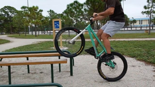 How to rear wheel hop pedal/kick a trials bike - MTB Trials for beginners смотреть онлайн