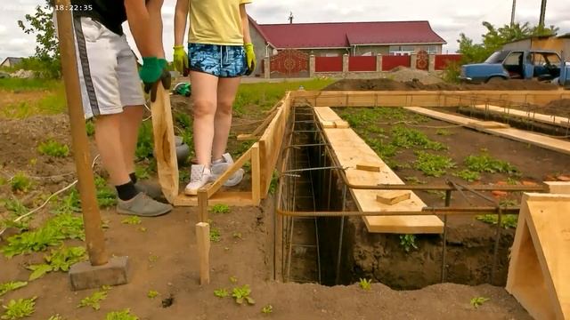 Опалубка / Опалубка своими руками / Опалубка из досок / Опалубка для ленточного фундамента. смотреть онлайн