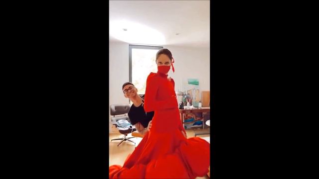 Coco Rocha goes in the pool in a red ruffled silk gown at Christian Siriano's NYFW (9-17-20) смотреть онлайн