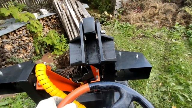 Минипогрузчик в работе. Убираю мусор с участка. смотреть онлайн