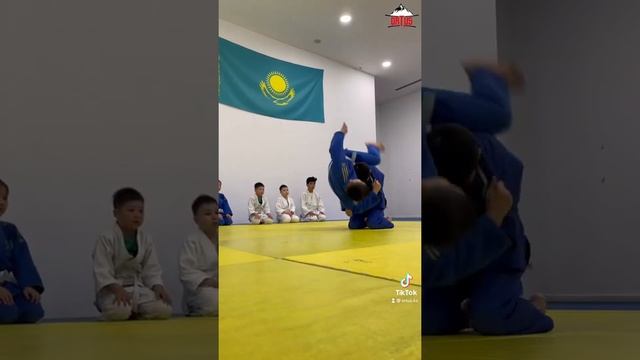 Тренер по дзюдо школы ORTUS.KZ Медеубаев Жанат Козыкенович. смотреть онлайн