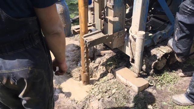 Бурение скважин на воду. Установка и погружение рабочих труб смотреть онлайн