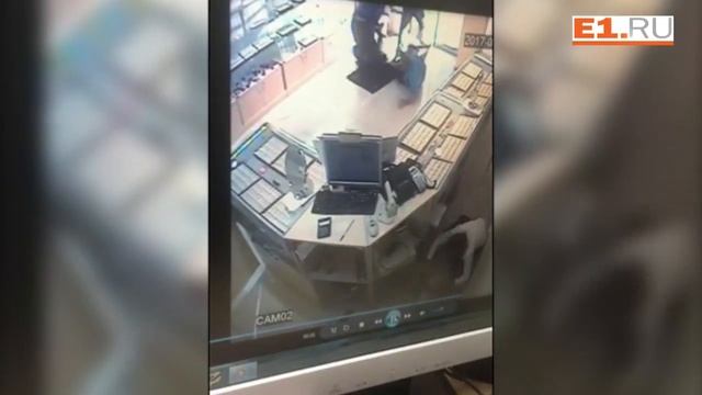 Охранники ювелирного магазина на Пехотинцев отбились от грабителей смотреть онлайн