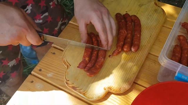 Жареный картофель с охотничьими колбасками на костре ! смотреть онлайн