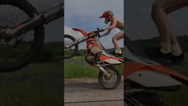 Студент раздаёт на заднем колесе? КТМ 350 смотреть онлайн