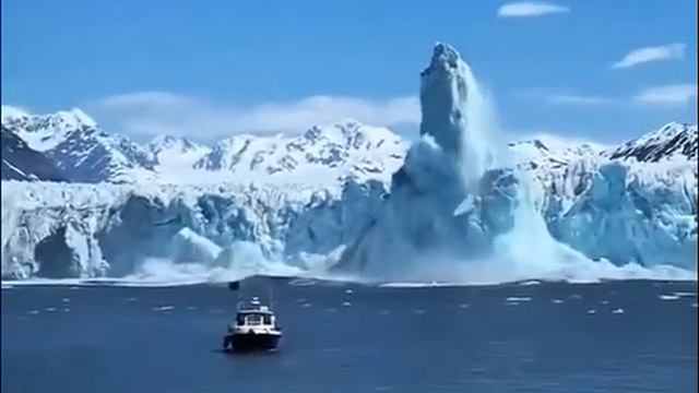 Красиво отколовшийся айсберг смотреть онлайн