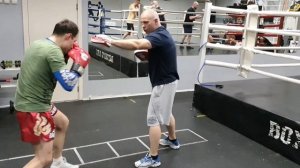 Вход на среднюю дистанцию к высокому сопернику с ударом.