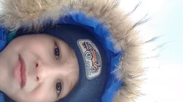 Что случилось. Не может понять Рустик. Начинает разбираться в телефоне смотреть онлайн