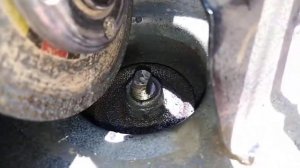 откручивание гайки задней стойки