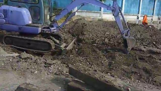 Миниэкскаватор HITACHI в Калуге, демонтаж жд полотна. смотреть онлайн