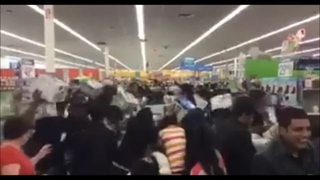 Американцы опустошают полки магазинов Черная пятница смотреть онлайн