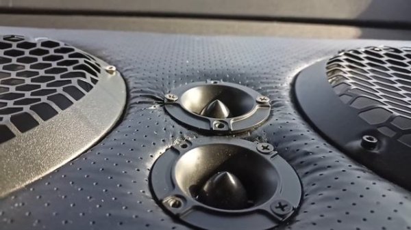 Pride Hyper Tone Plus громкие! маленькие твитеры! и звучат отлично! на мой слух!