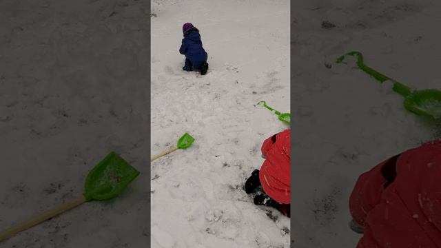 Ура! В Питере снег! Дети лепят снеговика и радуются снегу. смотреть онлайн