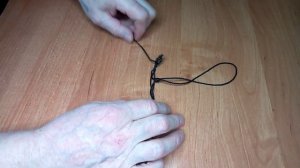 отводной поводок на основной леске или шнуре. Всё просто.