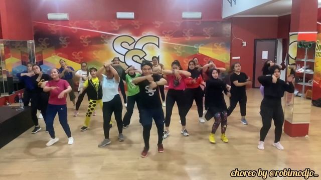 Nicky Jam x Beele - Calor | ZUMBA | Reggaeton | Choreo by @robimodjo | SofieStudioCenter1 смотреть онлайн