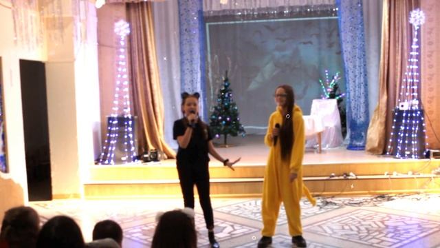 Песня Новый год к нам идет | Дни короче , вечер рано настаёт ,Незаметно реки покрывает лёд . смотреть онлайн
