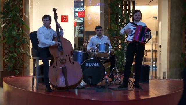 I Will Survive (cover) Неожиданно средь шума супермаркетов :-) смотреть онлайн