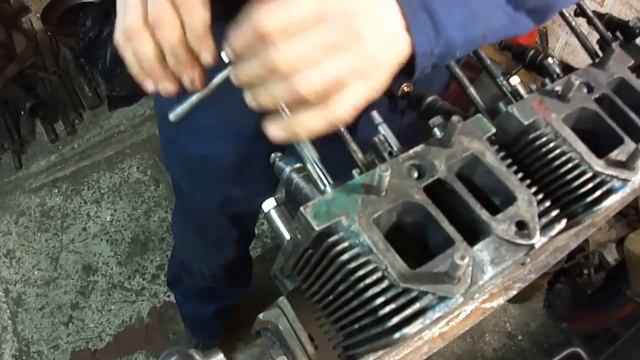 Т-40. Ремонт головки ЧАСТЬ 2 : обработка направляющих втулок регулируемой разверткой смотреть онлайн