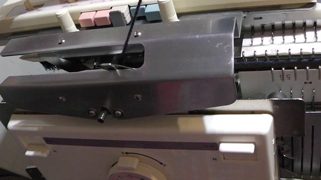 Универсальная шапка резинкой связана на машине смотреть онлайн