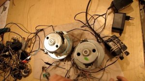 МОТОР ПЫЛЕСОСА, запуск от блока питания. 20 вольт тихо хотя и без мощности