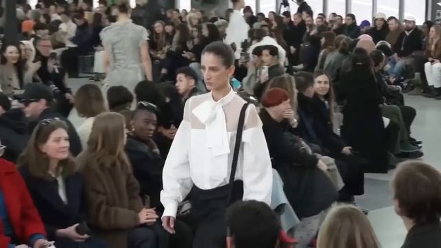 Sacai мода в Париже Осень Зима 2023/2024 | Одежда и аксессуары смотреть онлайн