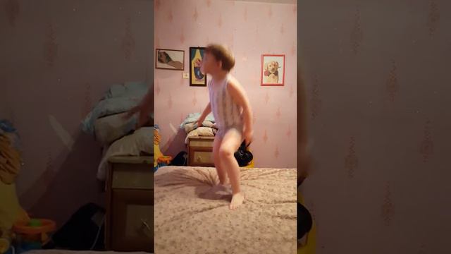 Малыш любит танцевать! смотреть онлайн