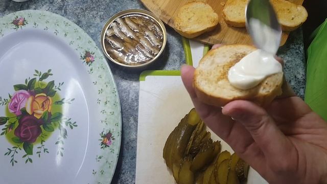 Бутерброды со шпротами. Вкусная закуска. Новогоднее меню! смотреть онлайн