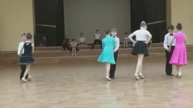 Я если что самое левая в чёрном платье у юбочки у меня на кончиках серебристый цвет я самая левая смотреть онлайн