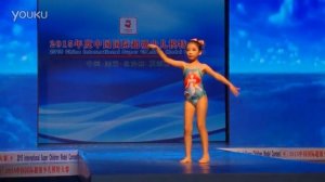 Юная китайская модель Лизи в купальнике