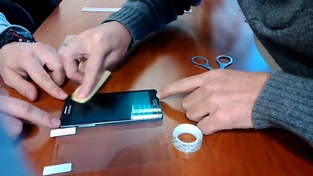 Как наклеить защитную пленку на мобильный телефон + краш-тест. смотреть онлайн