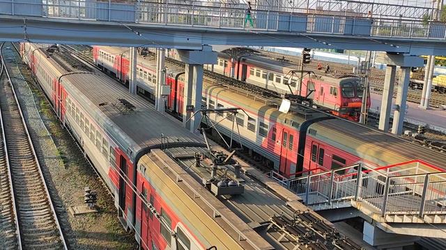 Электропоезд ЭТ2М-081 отправляется со станции Новосибирск-Главный смотреть онлайн