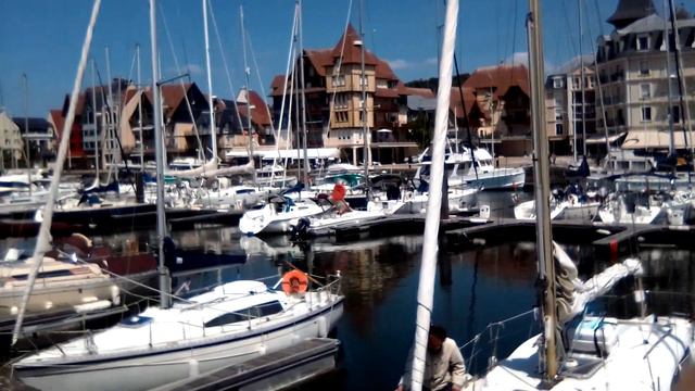 ДОВИЛЬ, центр города 🚂 и набережная с яхтами ⛵⚓, Отдых у океана 🌊🌞 🏖, Нормандия/Dauville, Normandie смотреть онлайн