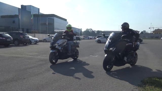 T MAX 560 FULL STOCK Vs T MAX 530 MALOSSI EQUIPPED 0 100 ROAD TEST