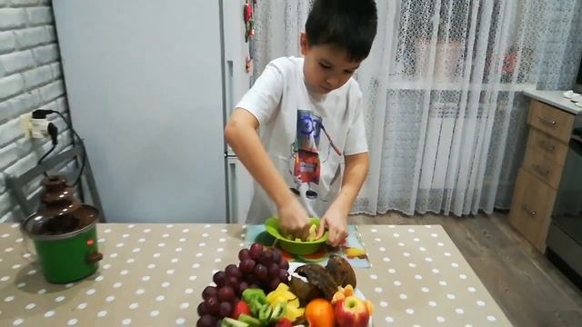 ФРУКТЫ В ШОКОЛАДНОМ ФОНТАНЕ. ???? смотреть онлайн