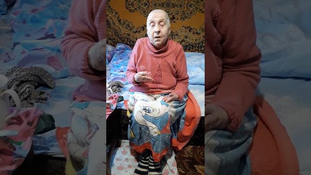 Бабуля поёт свою любимую песню -- ,, Белая берёза''. смотреть онлайн