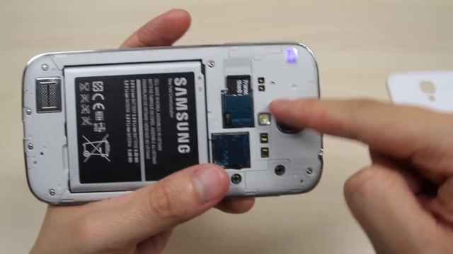 How to insert and remove the micro SD card on Samsung Galaxy S4 GT-I9505 смотреть онлайн