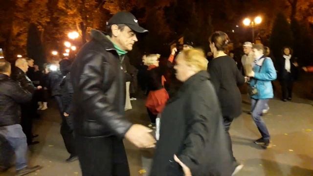 Девочка в платье из ситца!!!?? Танцы в парке Горького!!!??Харьков 2021 смотреть онлайн