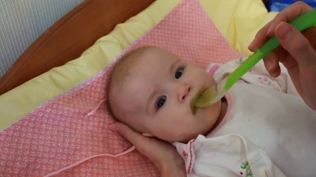 Первый раз пробуем взрослую еду)