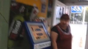 Бешенная продавщица выгоняет из магазина человека с камерой!