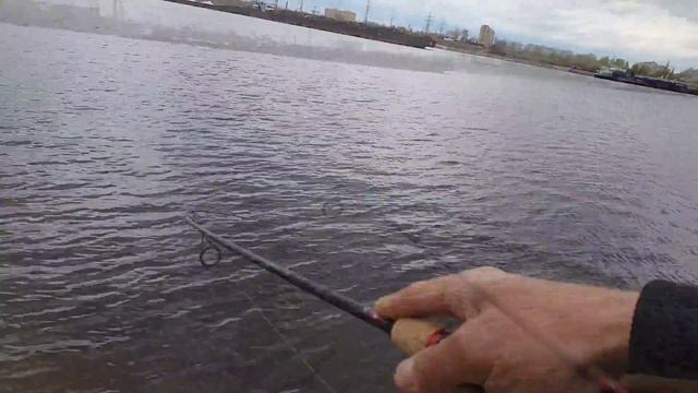 Стритфишинг - Крупный Окунь Рыбалка в Тольятти Шлюзовой Канал Отводной поводок Оснастка Спиннинг смотреть онлайн