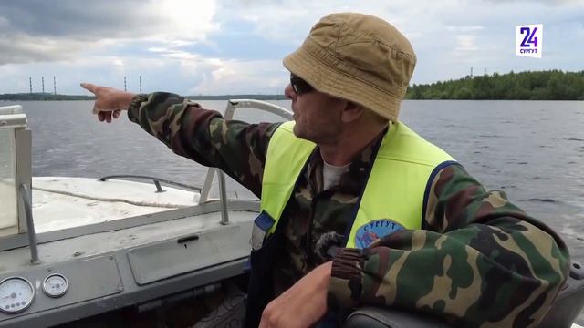 В Сургуте спасатели бьются с жителями, чтобы те не купались в водоемах смотреть онлайн