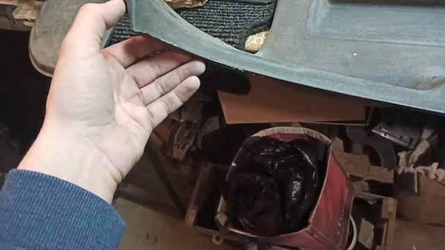 Пластик крышки багажника на Форд Скорпио лифтбэк. Запчасти на Форд Скорпио.