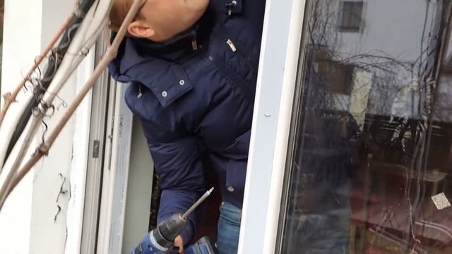 Установка рамочной москитной сентки на Z-образные кронштейны смотреть онлайн