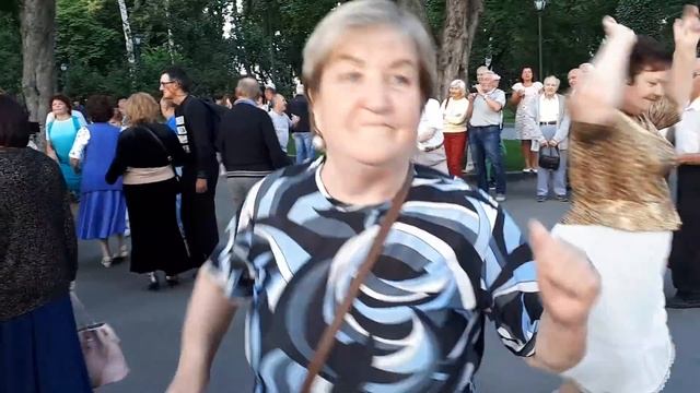 Пчелы!!!Народные танцы,сад Шевченко,Харьков!!! смотреть онлайн