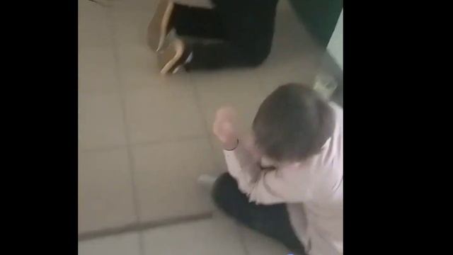Влог после уроков. Всё закончилось тем, что все подрались?? смотреть онлайн