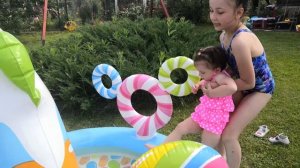 Алена и Ангелина купаются в большом надувном красивом бассейн intex. Весёлое видео для детей.