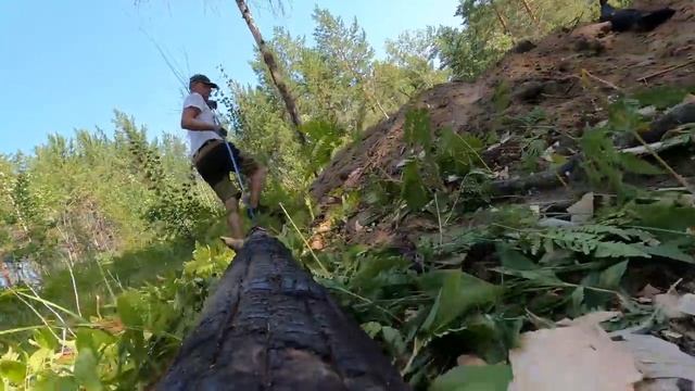 Строю землянку. Установил балки, начал делать стены.Как назвать? I'm building a dugout in the fores смотреть онлайн